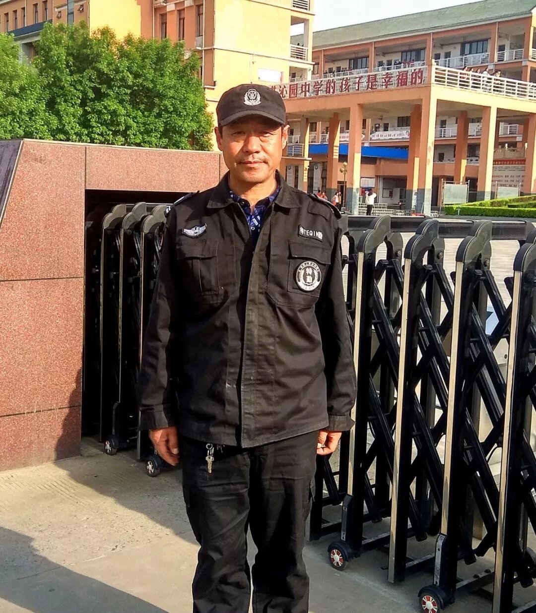 我们公司有一个门卫,今年已经62岁了,听说他在我们公司已经当了快30年